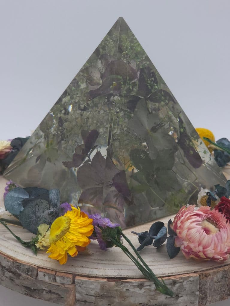 Wedding and special occasions flower prservation pyramid, hairloom 