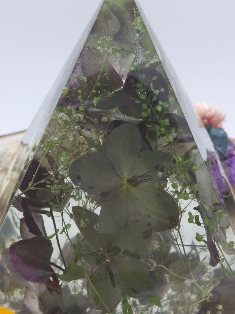 Wedding and special occasions flower prservation pyramid, hairloom 