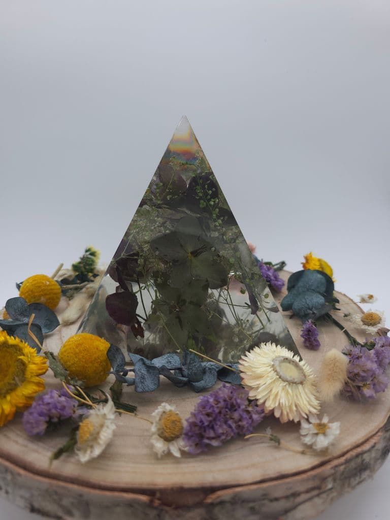 Wedding and special occasions flower prservation pyramid, hairloom 