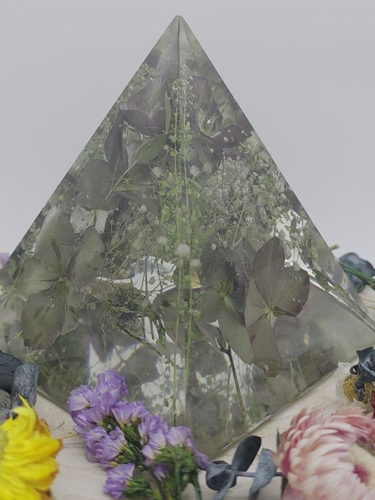 Wedding and special occasions flower prservation pyramid, hairloom 